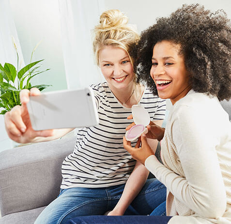 Deux amies prenant une photo avec le diaphragme